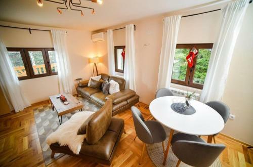 Villa Green Pine House