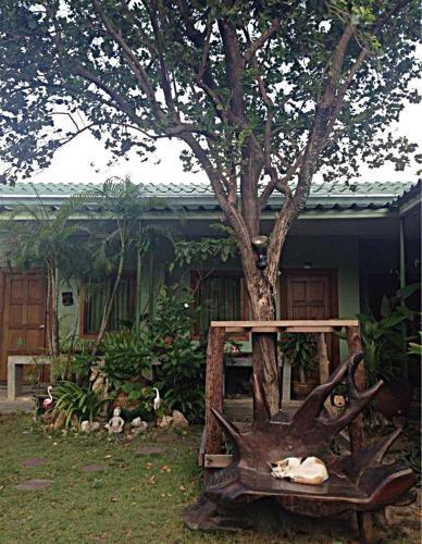 Hostal Baan Sala Lung Dam (Fisherman Village)