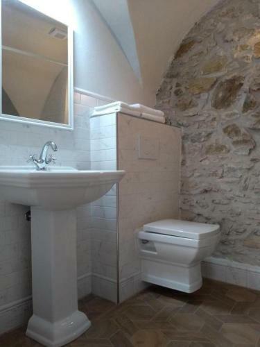 Hostal May House