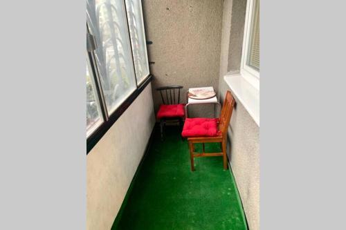 Completely Renovated Apartment Next To Lake.