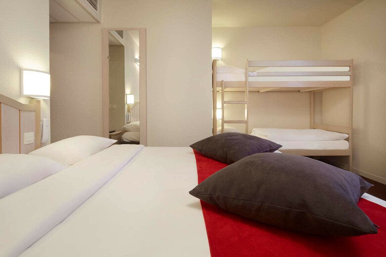 Hotel Campanile Val De France