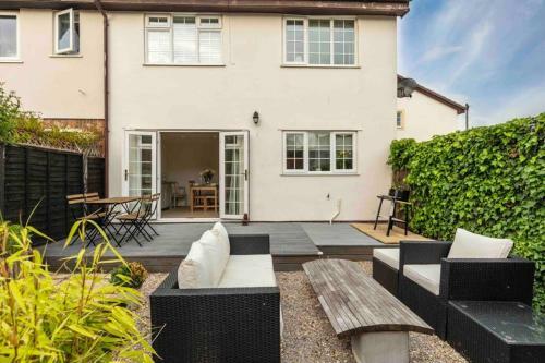A Cheerful Three Bedroom House In Leafy Lytham