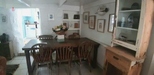 Cozy Carbence Cottage
