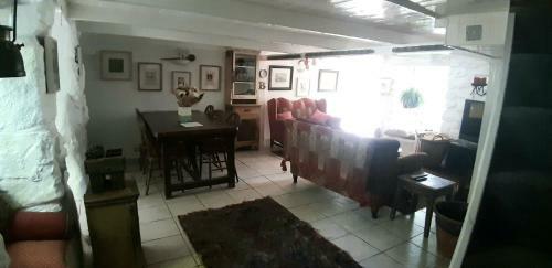 Cozy Carbence Cottage