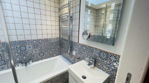 Number 20 - Central, Classic Style, Private And Parking