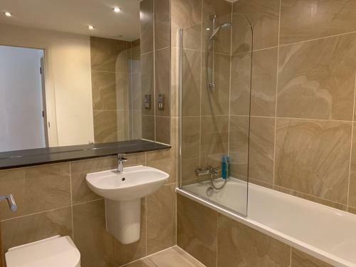 Modern 2 Bed 2 Bath Apartment In Central Croydon!