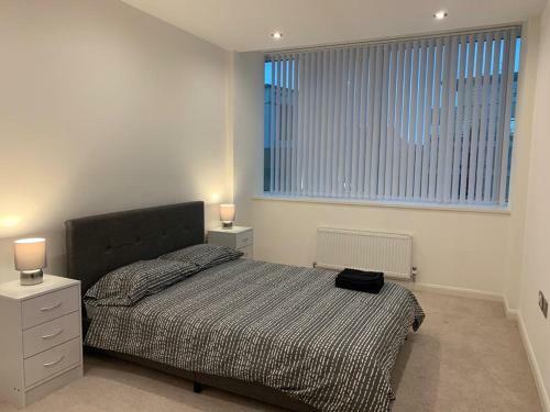 Modern 2 Bed 2 Bath Apartment In Central Croydon!