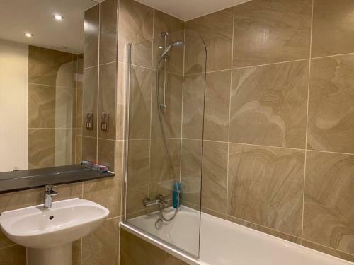 Modern 2 Bed 2 Bath Apartment In Central Croydon!