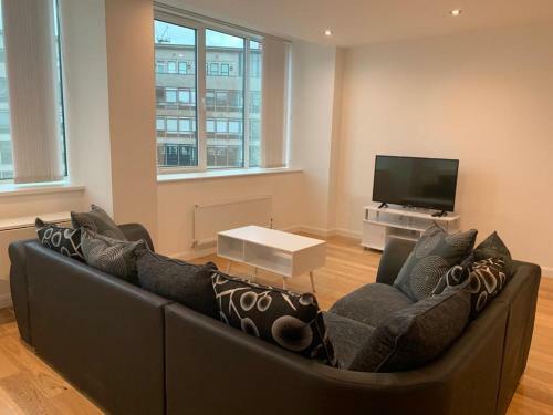 Modern 2 Bed 2 Bath Apartment In Central Croydon!
