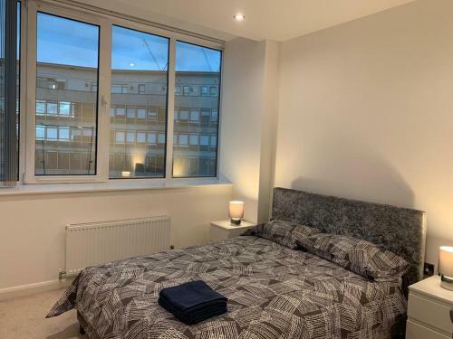 Modern 2 Bed 2 Bath Apartment In Central Croydon!