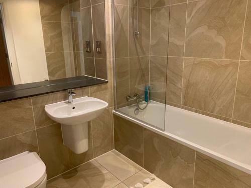 Modern 2 Bed 2 Bath Apartment In Central Croydon!