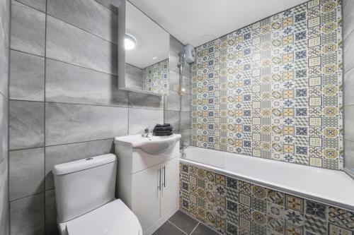 Apartamento The Exquisite Harrow Gem -parking