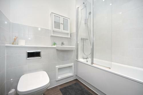 Luxury 2 Bedroom, 2 Bath Apartment, Prime Location