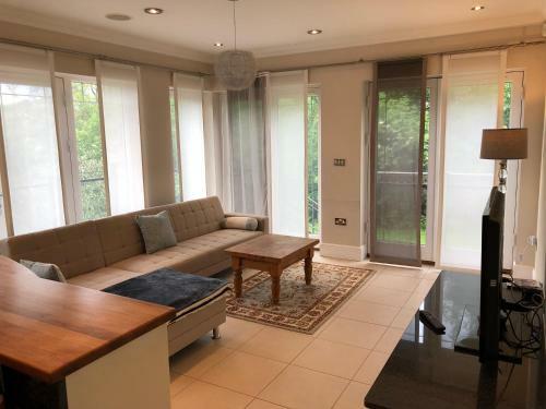 The Mirror Suite, Burway House On The River Thames