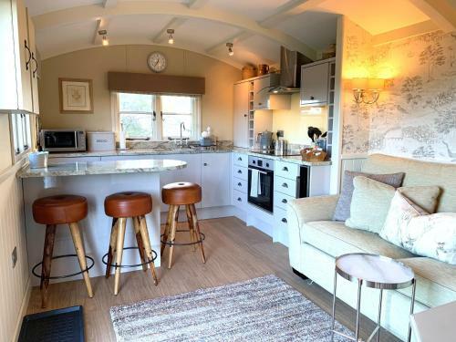 Lodge Luxury Shepherds Hut With Superb Views & Fire Pit
