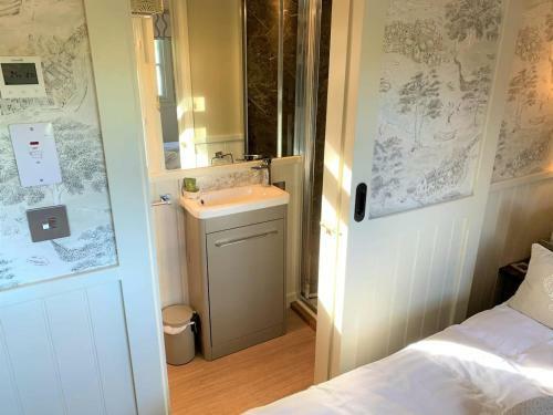 Lodge Luxury Shepherds Hut With Superb Views & Fire Pit
