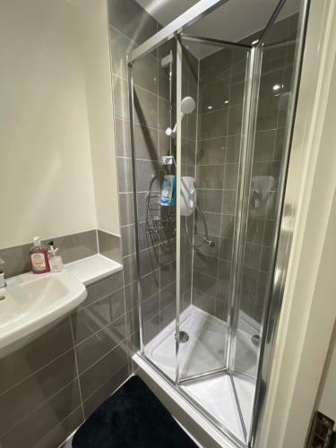 New Modern King Size Room With Ensuite And Parking