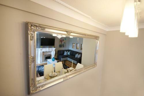 Gorgeous Manchester Home With Garden & Parking