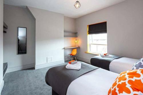 Spacious Refurbished Manchester Pad -sleeps Upto 8