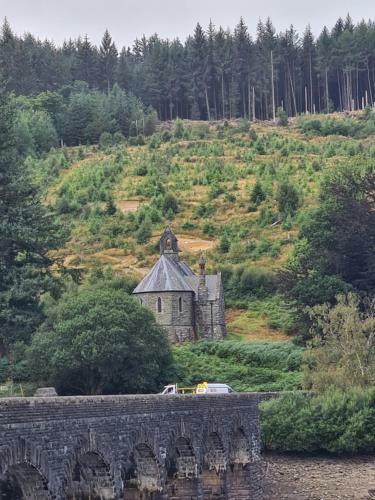 Rowan Cottage In Rhayader Over Looking The Red Kite Feeding Centre