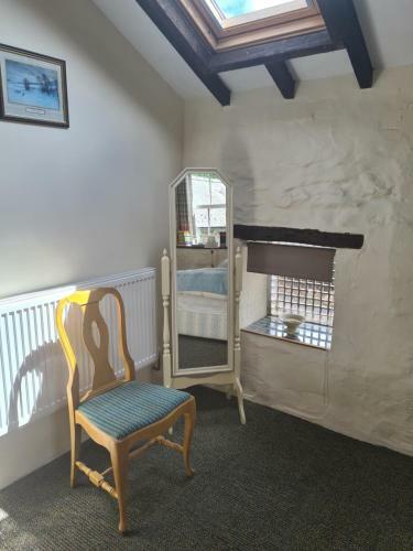 Rowan Cottage In Rhayader Over Looking The Red Kite Feeding Centre