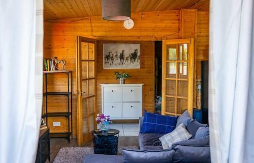 Lakeside Swallow Lodge - Private Hot Tub