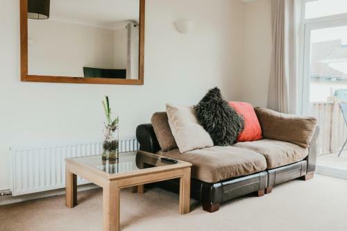 Well Equipped Large Home With Hot Tub & Log Burner