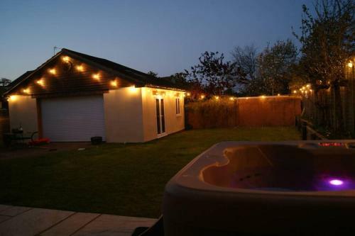 Well Equipped Large Home With Hot Tub & Log Burner