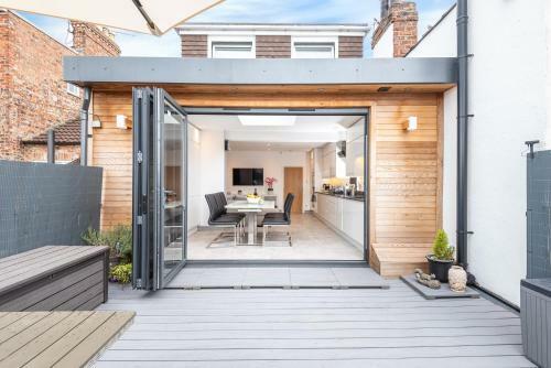 Modern & Minimalist Duplex Apartment, Sleeps 6!