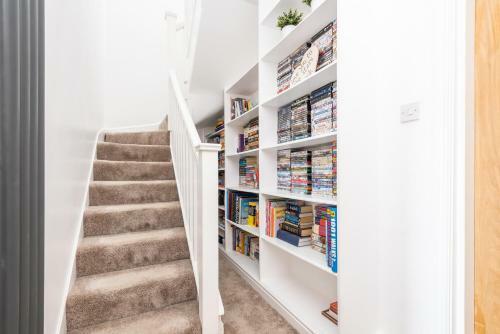 Modern & Minimalist Duplex Apartment, Sleeps 6!