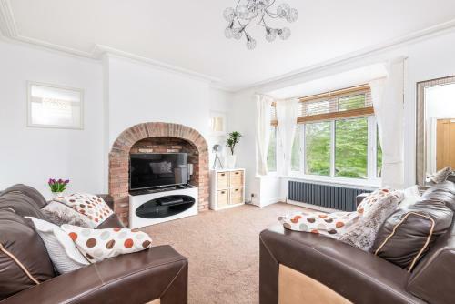 Modern & Minimalist Duplex Apartment, Sleeps 6!