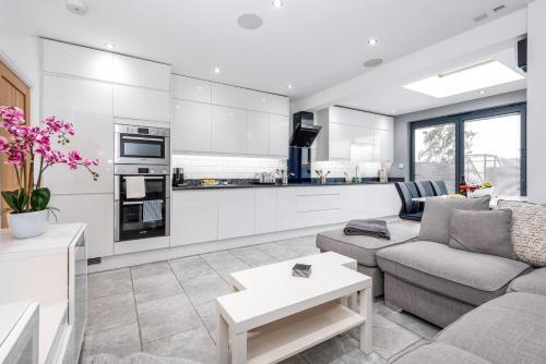 Modern & Minimalist Duplex Apartment, Sleeps 6!