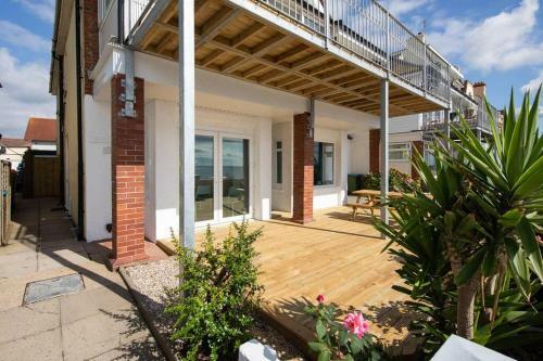 Apartamento Absolute Beachfront With Decked Garden Oasis And Views