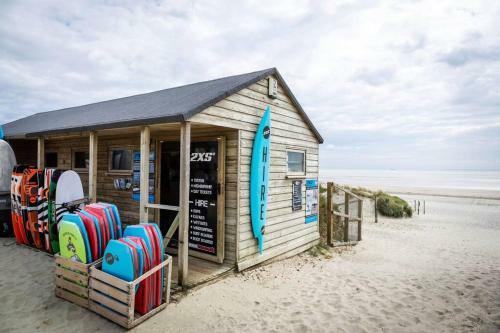 Apartamento Absolute Beachfront With Decked Garden Oasis And Views