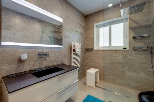 Superb Seafront Family Apartment