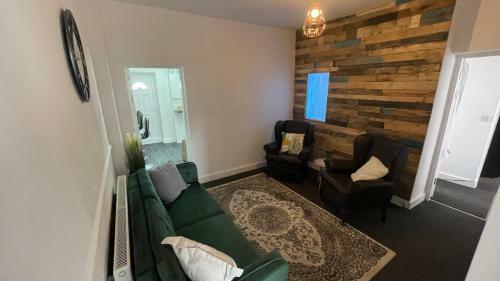 Large 6 Bedroom House In Smethwick