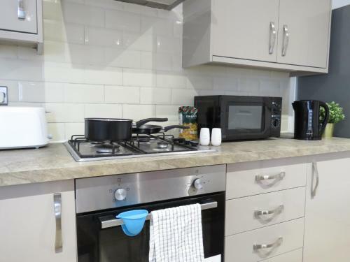 Tudors E Suites 4 Bedroom House With Garden