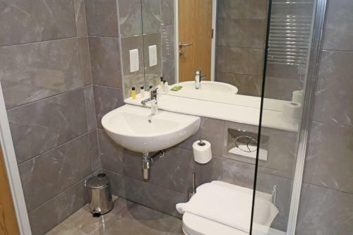 Central 1 Bed Apartment On Quiet Road