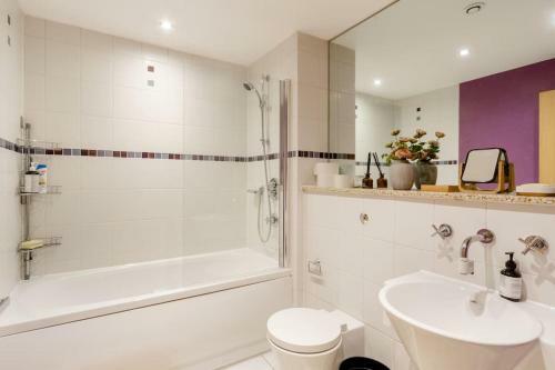 Executive Spacious 1 Bed Apartment With Workspace & Free Parking