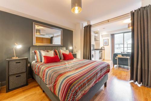 Luxury 1 Bedroom Apartment - Central Birmingham, Cube And Mailbox