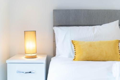 Cosy-abstract Top Floor Apartment - City Centre ?