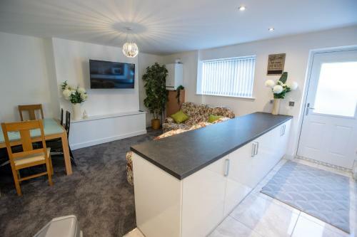 Fantastic Large House With Private Parking