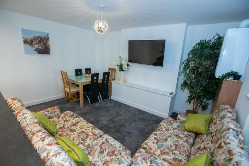 Fantastic Large House With Private Parking