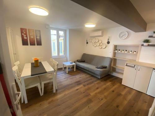 Jolly -center Bright Apartment At Tartini Square