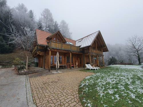 Cosy Spacious Wooden Chalet Na Hrib