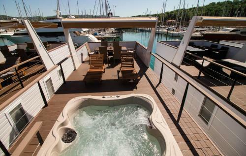 Marina Luxury Houseboat Lavender