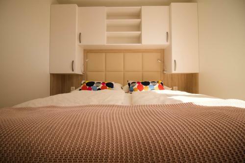 Marina Luxury Houseboat Lavender