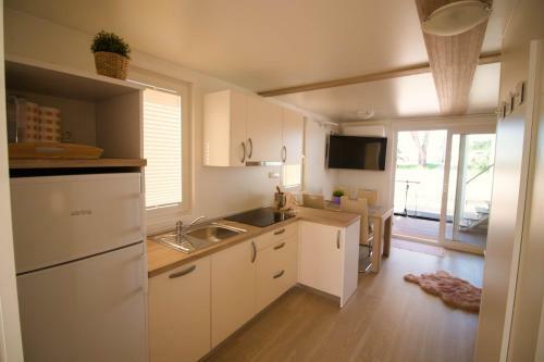 Marina Luxury Houseboat Lavender