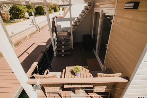Marina Luxury Houseboat Lavender