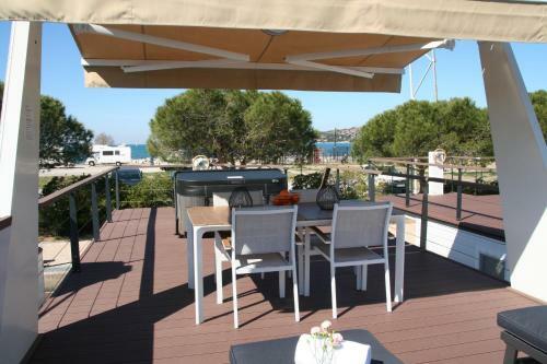 Floating House Marina Royal